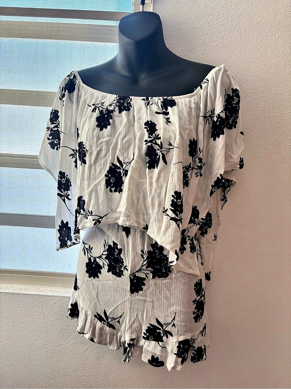Charlotte Russe Floral Ruffle Romper in White & Black Size Large